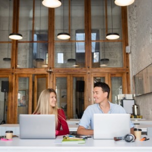 Scopri i pro e i contro della residenza elettronica estone, i vantaggi reali, i limiti nascosti e i passi che i fondatori devono pianificare prima di aprire una società.