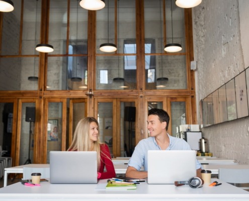 Scopri i pro e i contro della residenza elettronica estone, i vantaggi reali, i limiti nascosti e i passi che i fondatori devono pianificare prima di aprire una società.